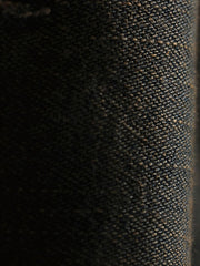 製品画像: 「ギャンブラー」刺繍入りウォッシュドデニム長袖シャツの正面画像。クラシックなウェスタンスタイルとヴィンテージ感が際立つシャツ。
詳細画像: ジグザグ型肩部デザインと二色刺繍のディテール特写。高級感と遊び心を兼ね備えたディテール。