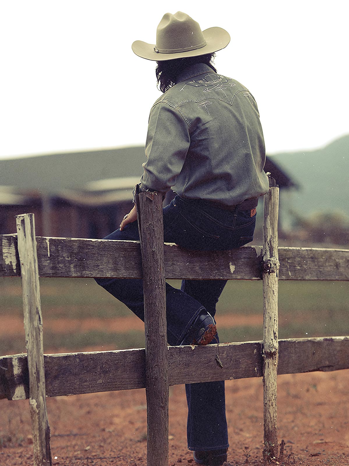 詳細画像: ジグザグ型肩部デザインと二色刺繍のディテール特写。高級感と遊び心を兼ね備えたディテール。
モデル画像: モデルが着用したウェスタン風ヴィンテージデニムシャツ。ギャンブラー精神とレトロなカウボーイスタイルを表現したスタイリング。