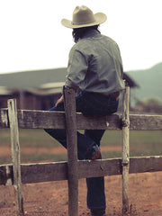 詳細画像: ジグザグ型肩部デザインと二色刺繍のディテール特写。高級感と遊び心を兼ね備えたディテール。
モデル画像: モデルが着用したウェスタン風ヴィンテージデニムシャツ。ギャンブラー精神とレトロなカウボーイスタイルを表現したスタイリング。