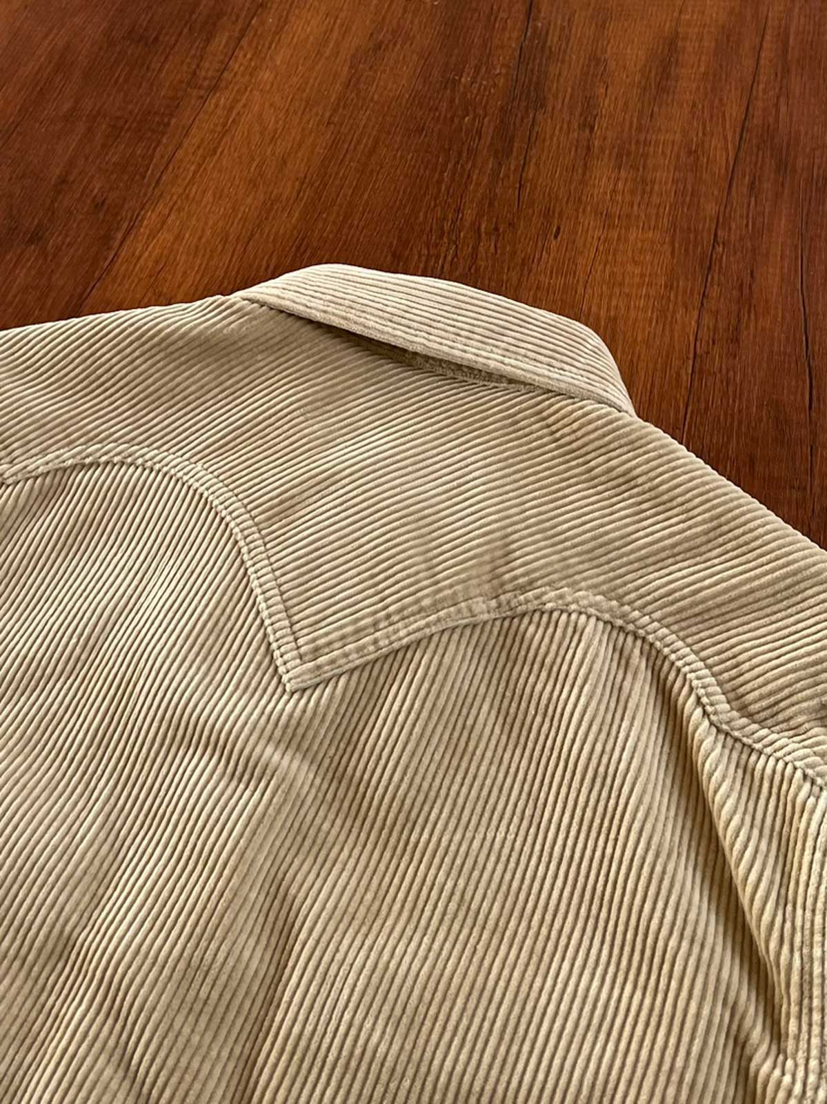 製品画像:アメリカンヴィンテージウエスタン風カウボーイコーデュロイ長袖シャツの正面画像
詳細画像:胸元のロングホーンデザインと袖口の縫製ディテール特写