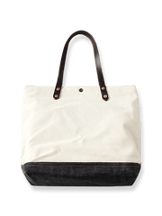 製品画像: コットン100%のホワイトキャンバスと赤耳デニムのパッチワークショルダーバッグの平置き画像 - ビンテージで耐久性のあるデザイン
詳細画像: ベジタブルタンニンレザーストラップと前面ポケットのデザインのディテール - 機能性とスタイル