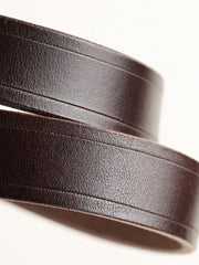 詳細画像: ベジタブルタンニンレザーストラップと前面ポケットのデザインのディテール - 機能性とスタイル
モデル画像: モデルがホワイトキャンバスと赤耳デニムのショルダーバッグを持つ姿 - 日常使用に適したファッションアイテム