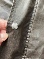 製品画像:オイルワックスヴィンテージハンティングジャケットの正面展示。クラシックでタフなアメリカンスタイルのジャケット。
詳細画像:チェック柄の裏地と多機能ポケットのディテール。ヴィンテージ感と実用性を兼ね備えたデザイン。