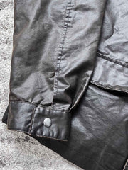 製品画像:オイルワックスヴィンテージハンティングジャケットの正面展示。クラシックでタフなアメリカンスタイルのジャケット。
詳細画像:チェック柄の裏地と多機能ポケットのディテール。ヴィンテージ感と実用性を兼ね備えたデザイン。