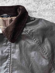 製品画像:オイルワックスヴィンテージハンティングジャケットの正面展示。クラシックでタフなアメリカンスタイルのジャケット。
詳細画像:チェック柄の裏地と多機能ポケットのディテール。ヴィンテージ感と実用性を兼ね備えたデザイン。