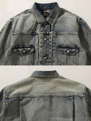 製品画像: ウォッシュ加工とダメージ加工セルビッジデニムジャケットの平置き写真
詳細画像: デニムジャケットのヴィンテージ加工とセルビッジデニムのディテール