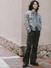 詳細画像: デニムジャケットのヴィンテージ加工とセルビッジデニムのディテール
モデル画像: 男性が着用するセルビッジデニムジャケットの全身コーディネート