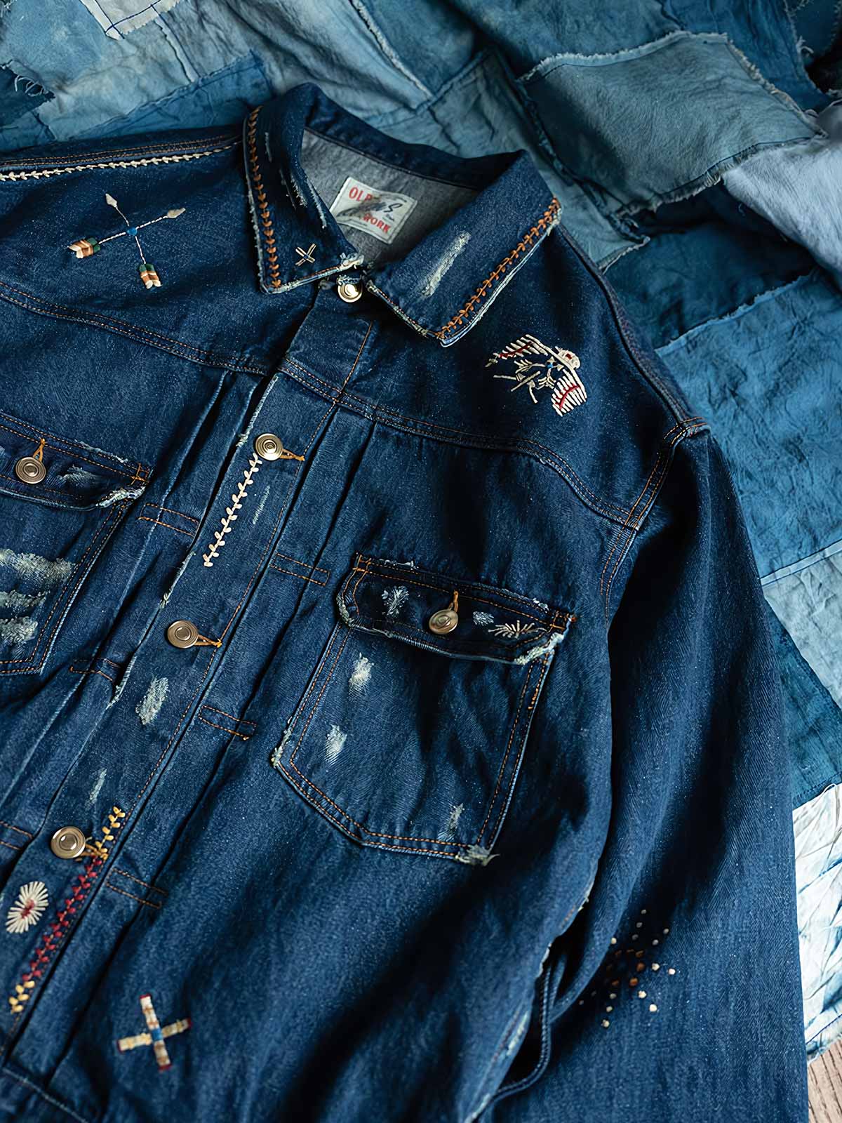 製品画像: ヴィンテージインディアンサンダーバード刺繍デニムジャケットの全体画像
詳細画像: インディアンサンダーバード刺繍ディテールとウォッシュ加工された立体的なカットの詳細画像