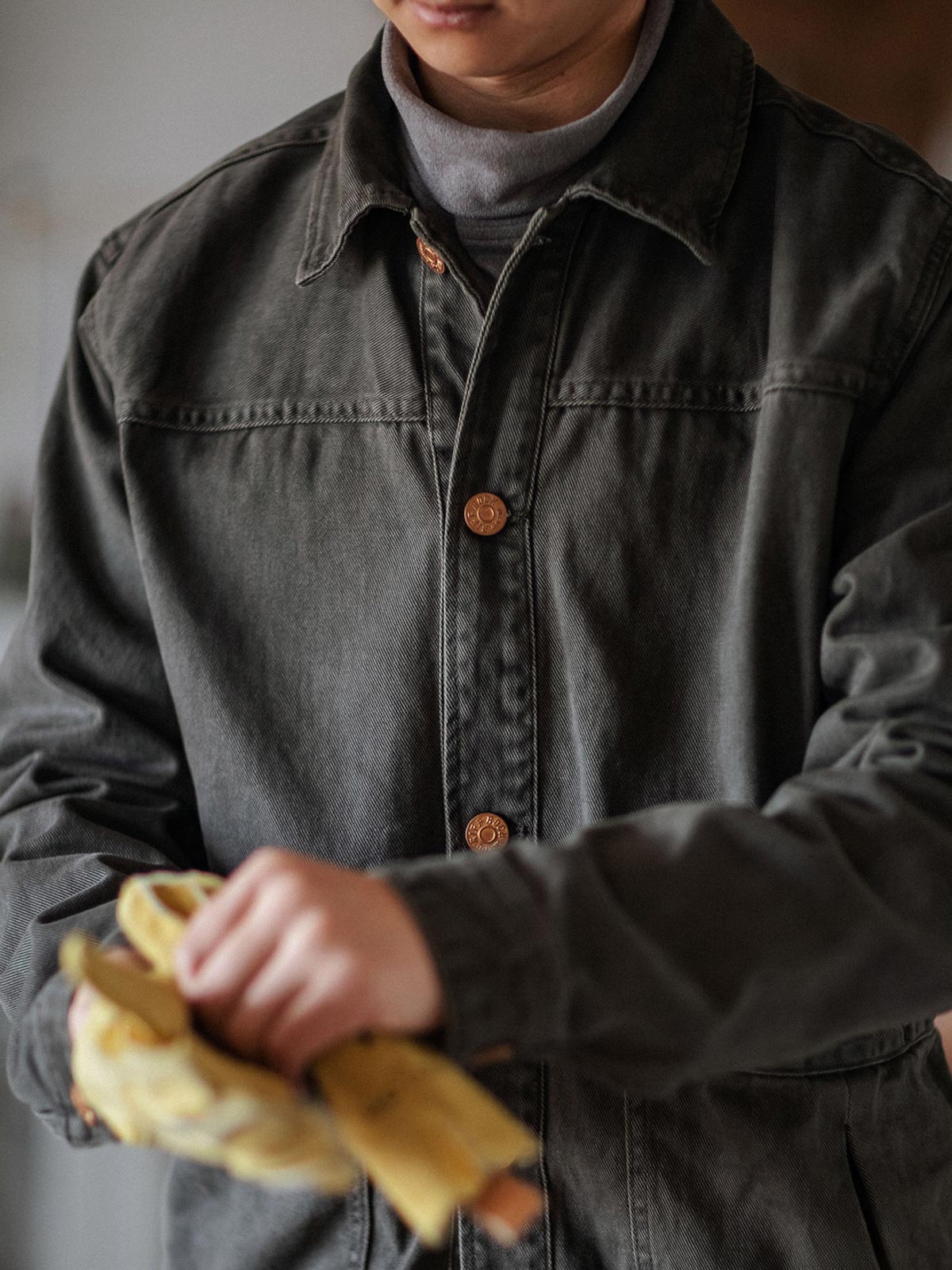 詳細画像:ヴィンテージメタルボタンとダブルステッチのディテール。耐久性とデザイン性を兼ね備えたディテール。
モデル画像:モデルが着用したアメカジヴィンテージワークジャケットの全身コーディネート。カジュアルかつ実用的なスタイル。
