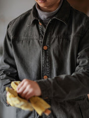 詳細画像:ヴィンテージメタルボタンとダブルステッチのディテール。耐久性とデザイン性を兼ね備えたディテール。
モデル画像:モデルが着用したアメカジヴィンテージワークジャケットの全身コーディネート。カジュアルかつ実用的なスタイル。