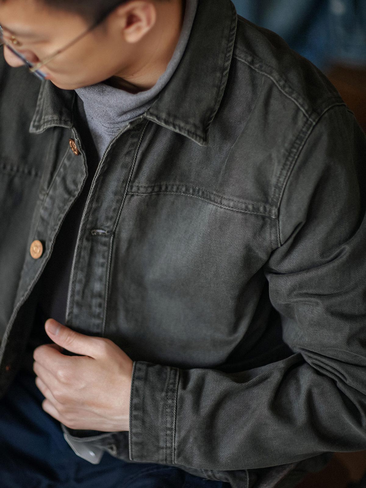 製品画像:アメカジヴィンテージウォッシュ加工ワークジャケットの正面展示。ヴィンテージ感とワークウェアの機能性が融合した一着。
詳細画像:ヴィンテージメタルボタンとダブルステッチのディテール。耐久性とデザイン性を兼ね備えたディテール。