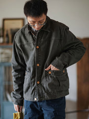 詳細画像:ヴィンテージメタルボタンとダブルステッチのディテール。耐久性とデザイン性を兼ね備えたディテール。
モデル画像:モデルが着用したアメカジヴィンテージワークジャケットの全身コーディネート。カジュアルかつ実用的なスタイル。