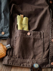 製品画像:アメカジヴィンテージウォッシュ加工ワークジャケットの正面展示。ヴィンテージ感とワークウェアの機能性が融合した一着。
詳細画像:ヴィンテージメタルボタンとダブルステッチのディテール。耐久性とデザイン性を兼ね備えたディテール。