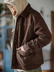 詳細画像:ヴィンテージメタルボタンとダブルステッチのディテール。耐久性とデザイン性を兼ね備えたディテール。
モデル画像:モデルが着用したアメカジヴィンテージワークジャケットの全身コーディネート。カジュアルかつ実用的なスタイル。