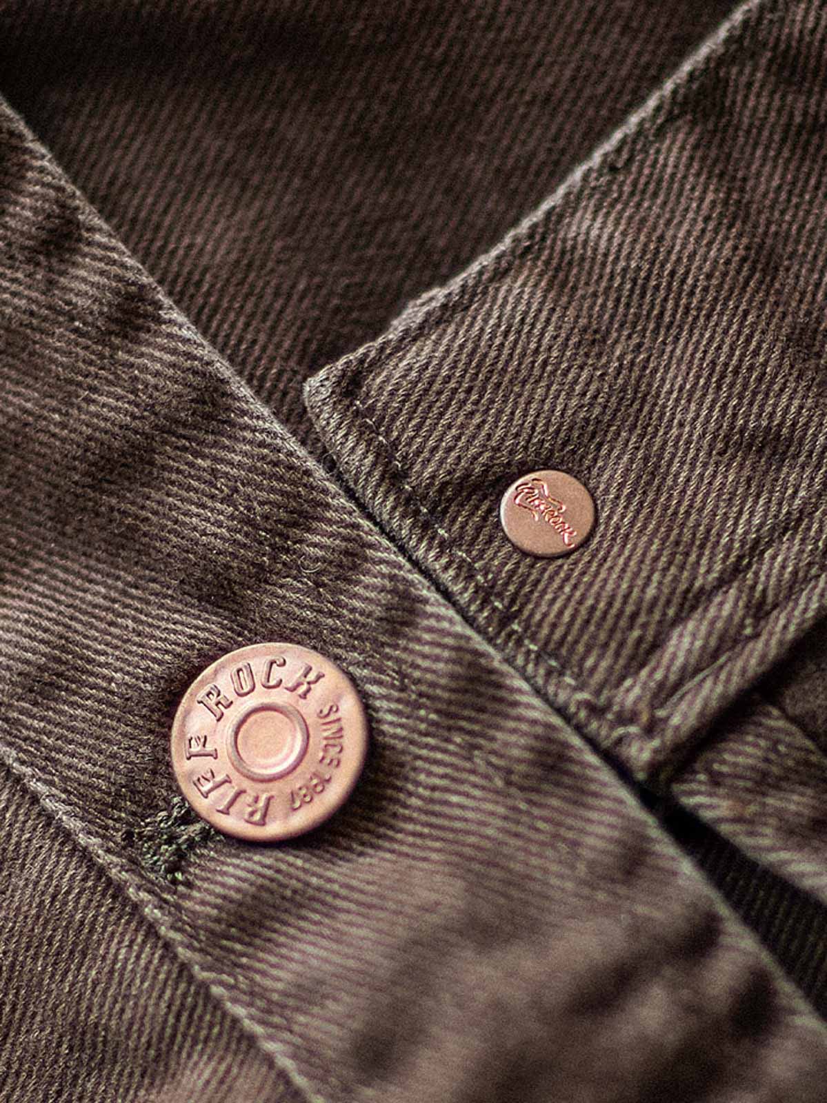 製品画像:アメカジヴィンテージウォッシュ加工ワークジャケットの正面展示。ヴィンテージ感とワークウェアの機能性が融合した一着。
詳細画像:ヴィンテージメタルボタンとダブルステッチのディテール。耐久性とデザイン性を兼ね備えたディテール。