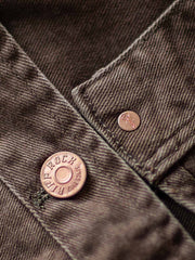 製品画像:アメカジヴィンテージウォッシュ加工ワークジャケットの正面展示。ヴィンテージ感とワークウェアの機能性が融合した一着。
詳細画像:ヴィンテージメタルボタンとダブルステッチのディテール。耐久性とデザイン性を兼ね備えたディテール。