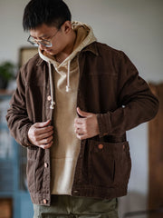 詳細画像:ヴィンテージメタルボタンとダブルステッチのディテール。耐久性とデザイン性を兼ね備えたディテール。
モデル画像:モデルが着用したアメカジヴィンテージワークジャケットの全身コーディネート。カジュアルかつ実用的なスタイル。