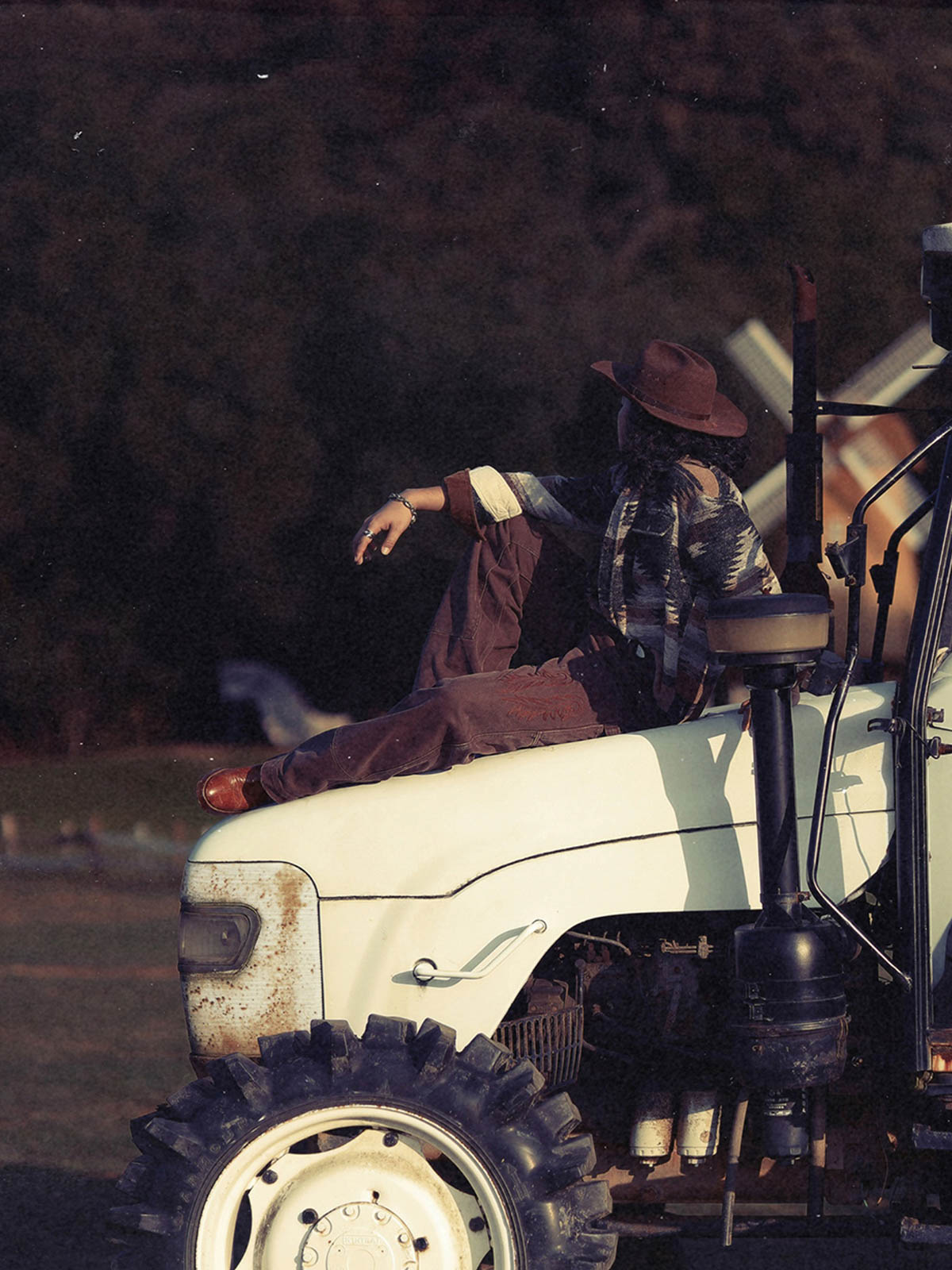 詳細画像: トーテム柄とウール混紡生地のディテール展示
モデル画像: ナバホブランケット柄ジャケットを着用したスタイリング例