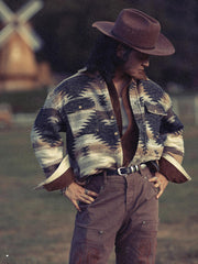 詳細画像: トーテム柄とウール混紡生地のディテール展示
モデル画像: ナバホブランケット柄ジャケットを着用したスタイリング例