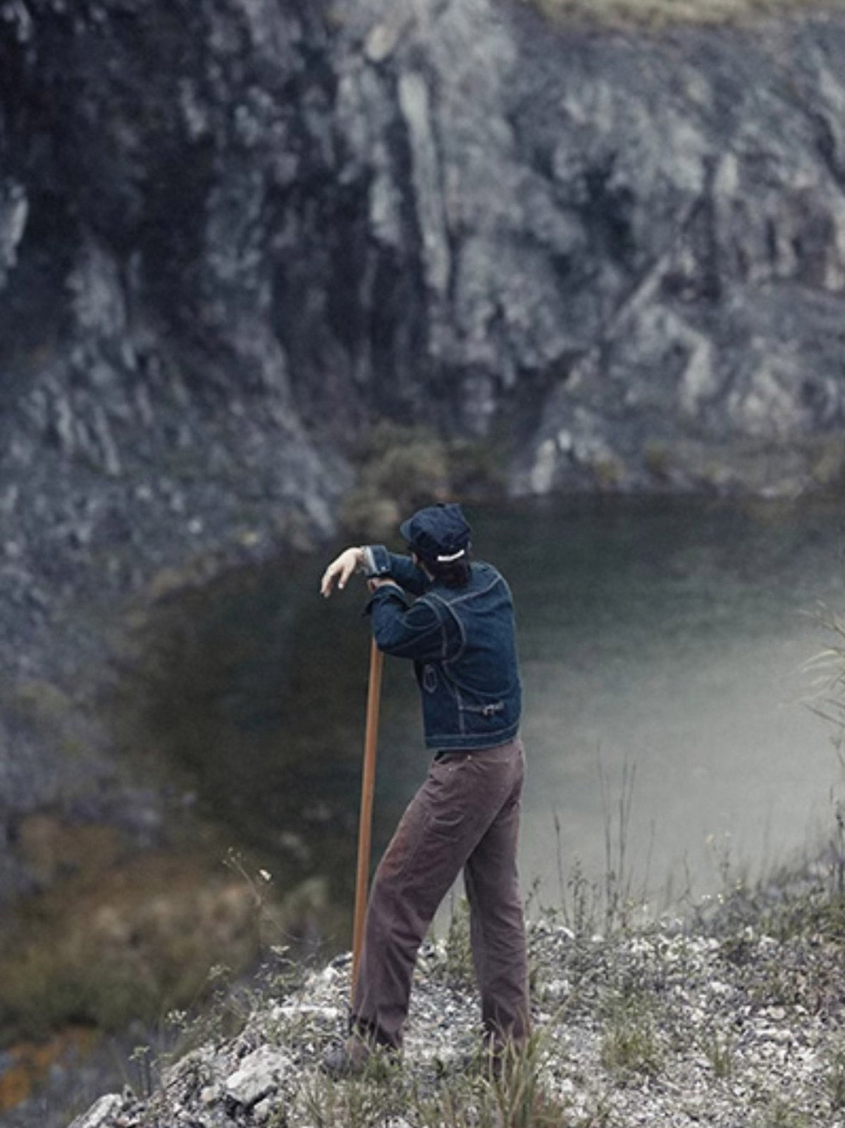 詳細画像: ボックスプリーツとラウンドリベットのディテールクローズアップ
モデル画像: インディゴデニムジャケットを着用したスタイリング例