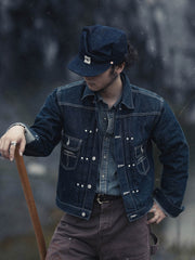 詳細画像: ボックスプリーツとラウンドリベットのディテールクローズアップ
モデル画像: インディゴデニムジャケットを着用したスタイリング例