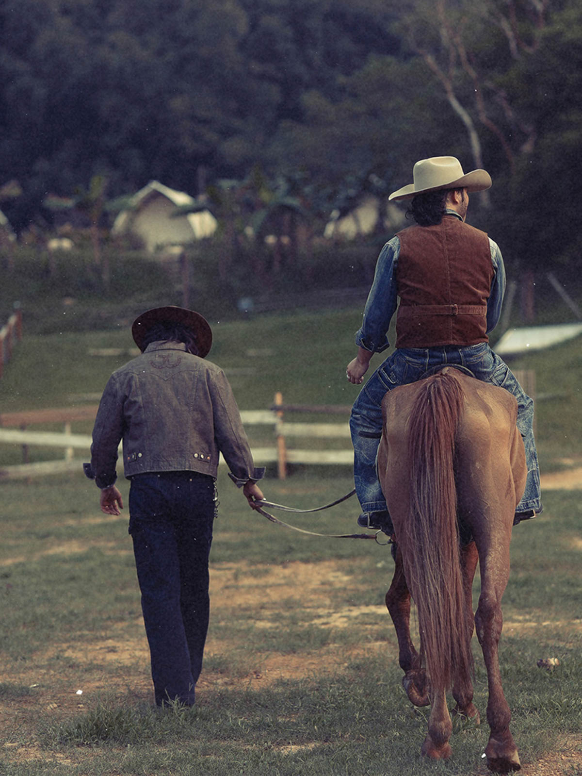 男性モデルが着用するビンテージベスト - スタイリング例