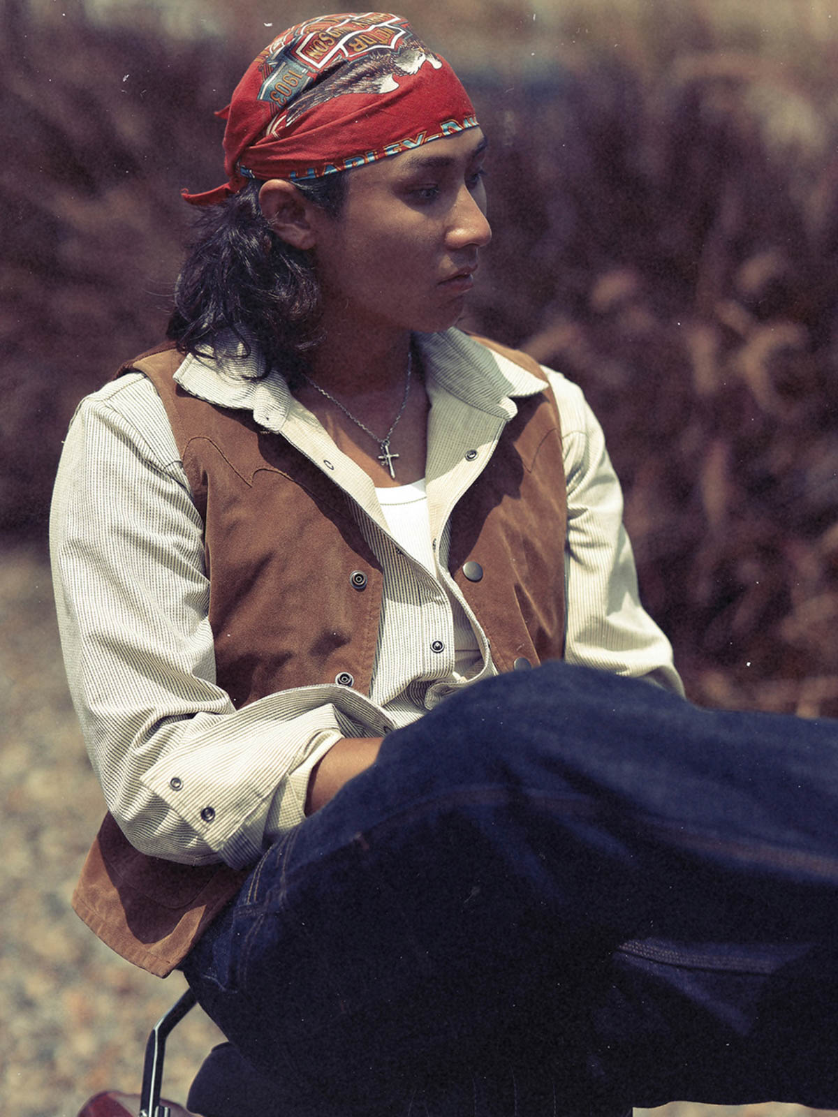 男性モデルが着用するビンテージベスト - スタイリング例