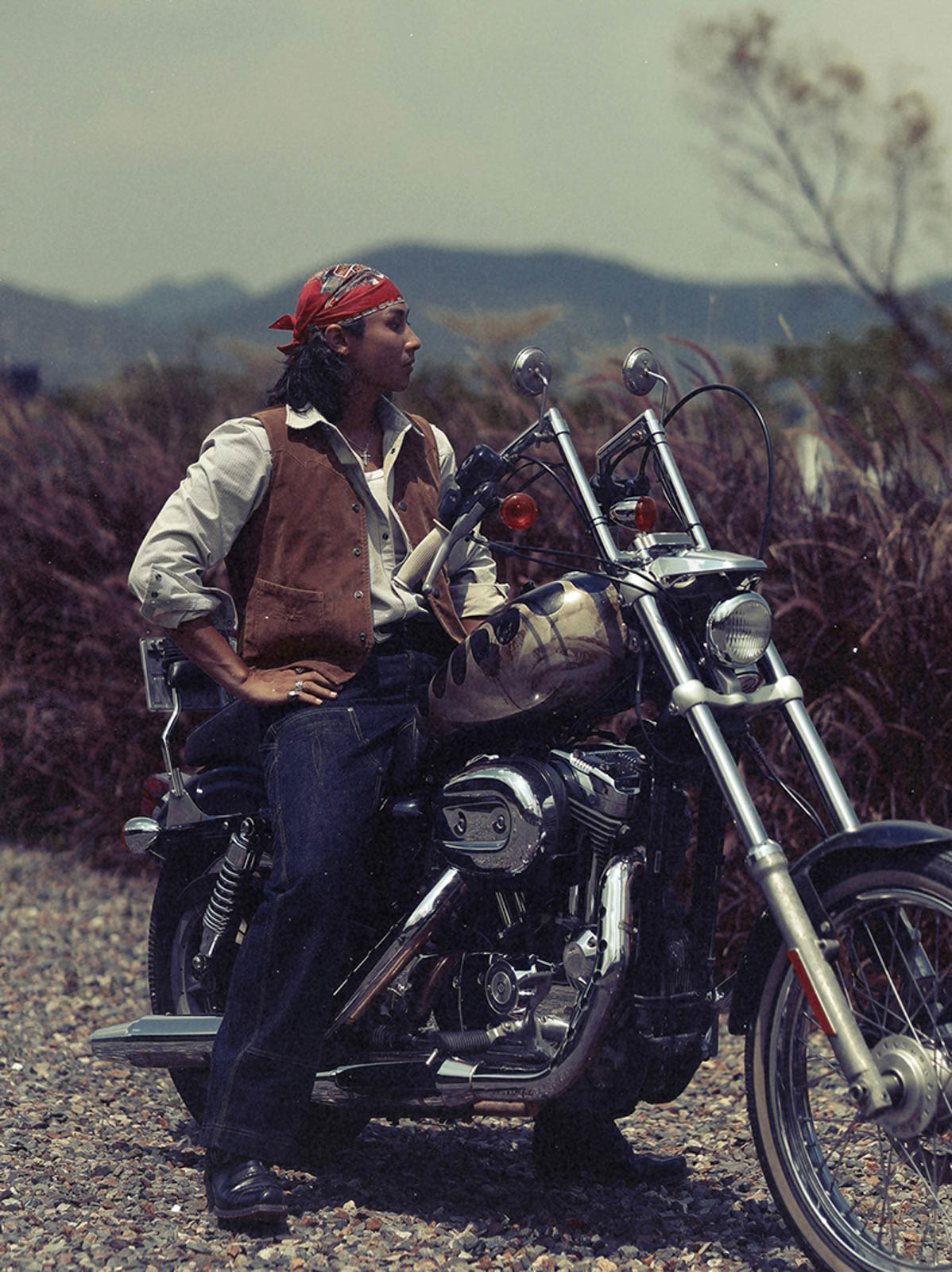 男性モデルが着用するビンテージベスト - スタイリング例