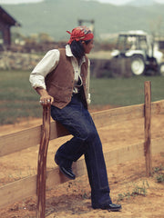 男性モデルが着用するビンテージベスト - スタイリング例