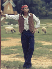 男性モデルが着用するビンテージベスト - スタイリング例