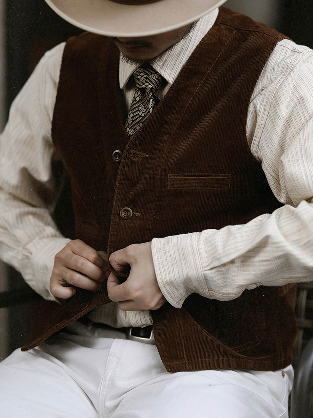男性モデルが着用するヴィンテージコーデュロイベスト - スタイリング例