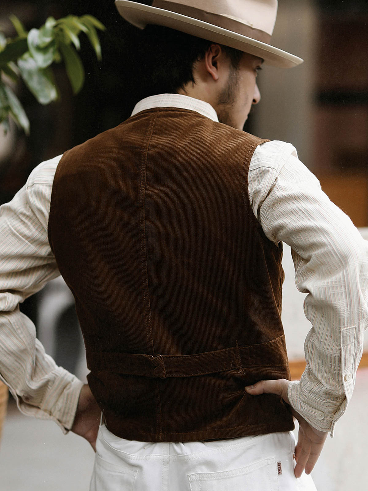 男性モデルが着用するヴィンテージコーデュロイベスト - スタイリング例