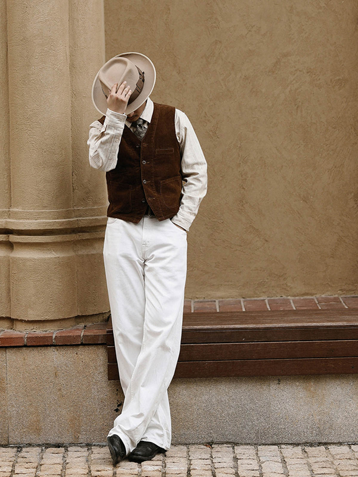男性モデルが着用するヴィンテージコーデュロイベスト - スタイリング例