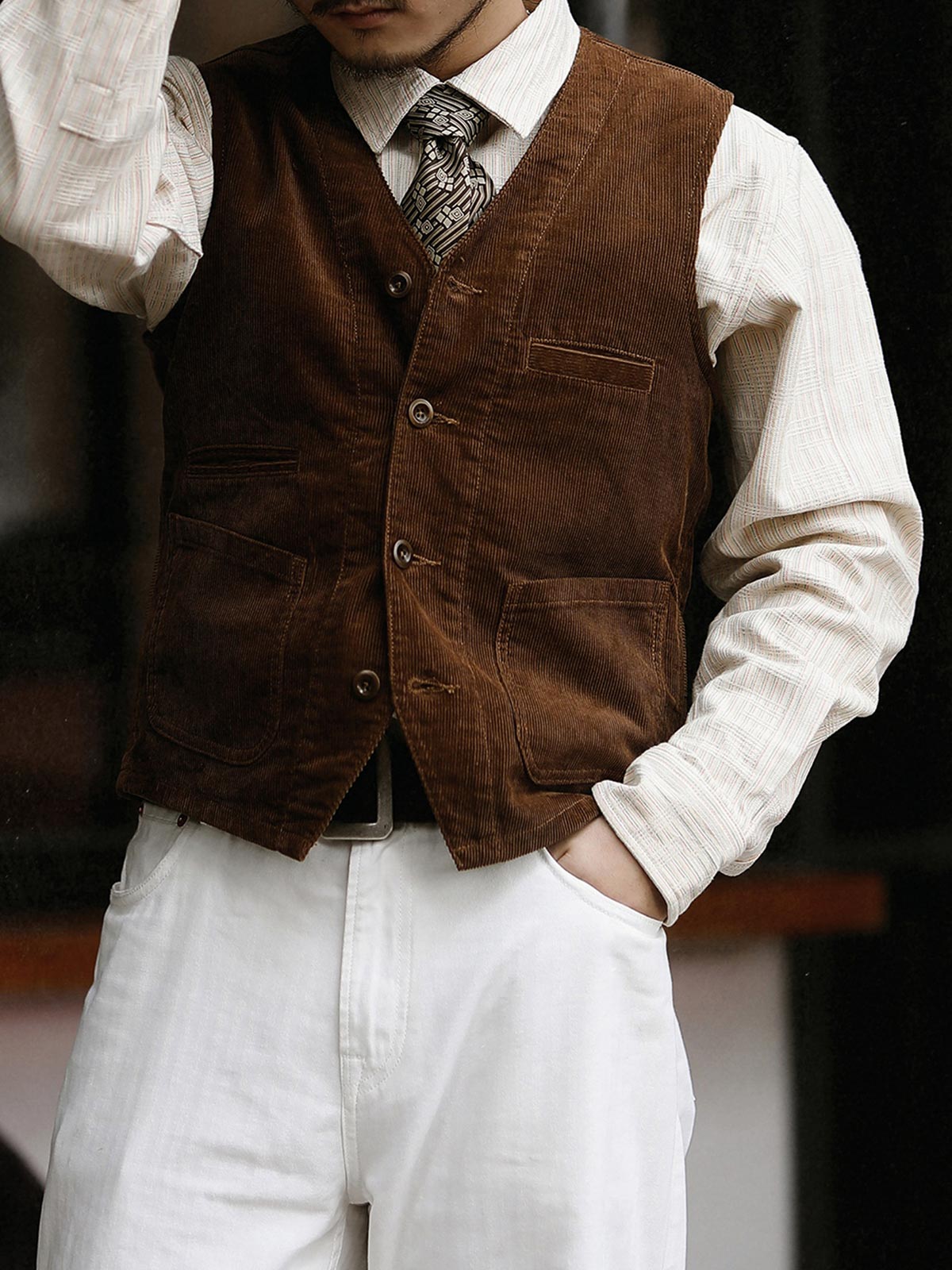 男性モデルが着用するヴィンテージコーデュロイベスト - スタイリング例
