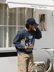 詳細画像: カットアウトデザインとプリントのディテールクローズアップ
モデル画像: サイケデリックロックスウェットシャツの着用例