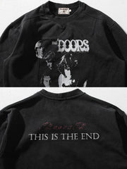 製品画像: ザ・ドアーズをテーマにしたヴィンテージウォッシュプリントスウェットシャツの正面画像
詳細画像: カットアウトデザインとプリントのディテールクローズアップ