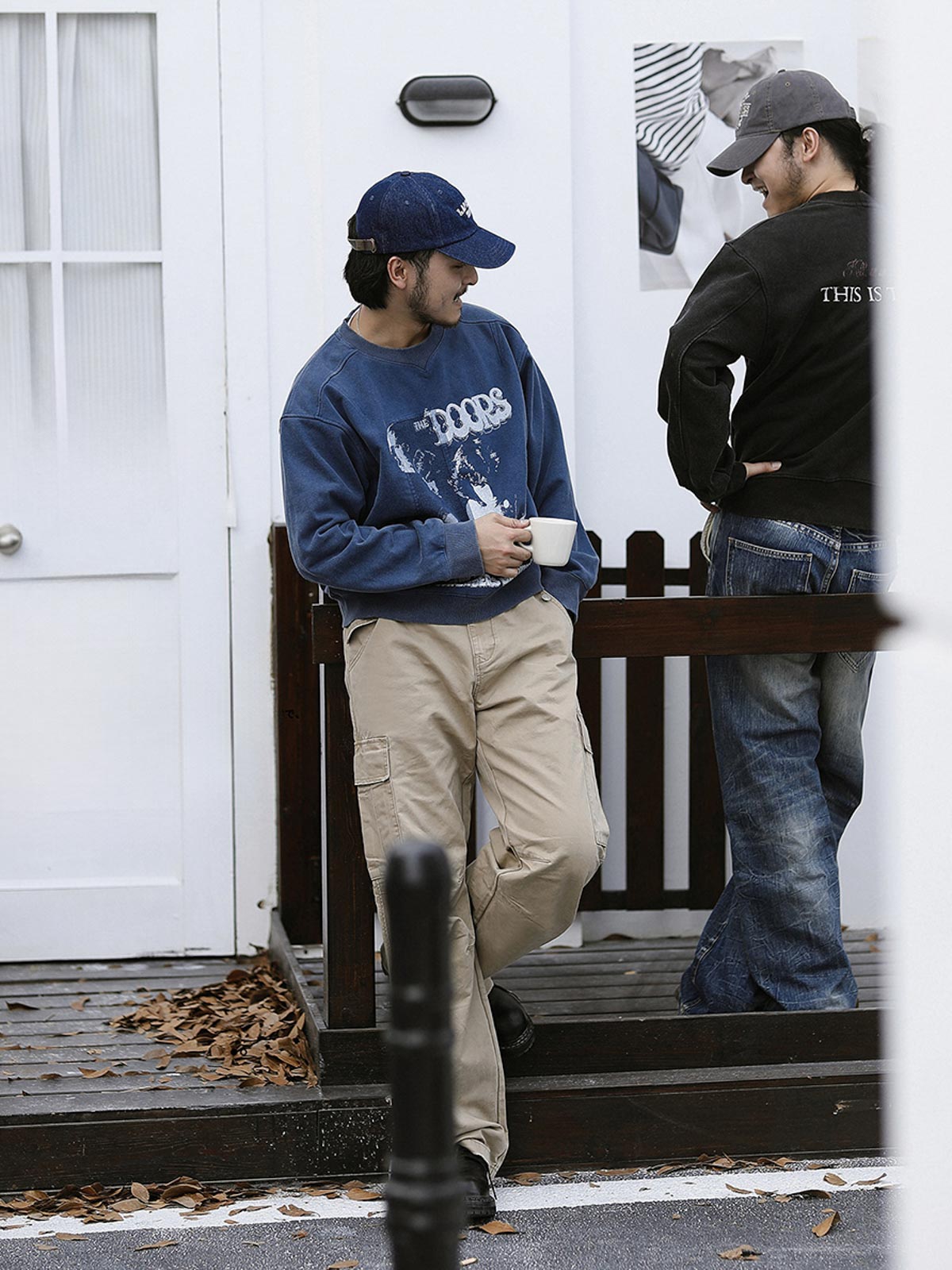 詳細画像: カットアウトデザインとプリントのディテールクローズアップ
モデル画像: サイケデリックロックスウェットシャツの着用例