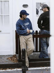 詳細画像: カットアウトデザインとプリントのディテールクローズアップ
モデル画像: サイケデリックロックスウェットシャツの着用例