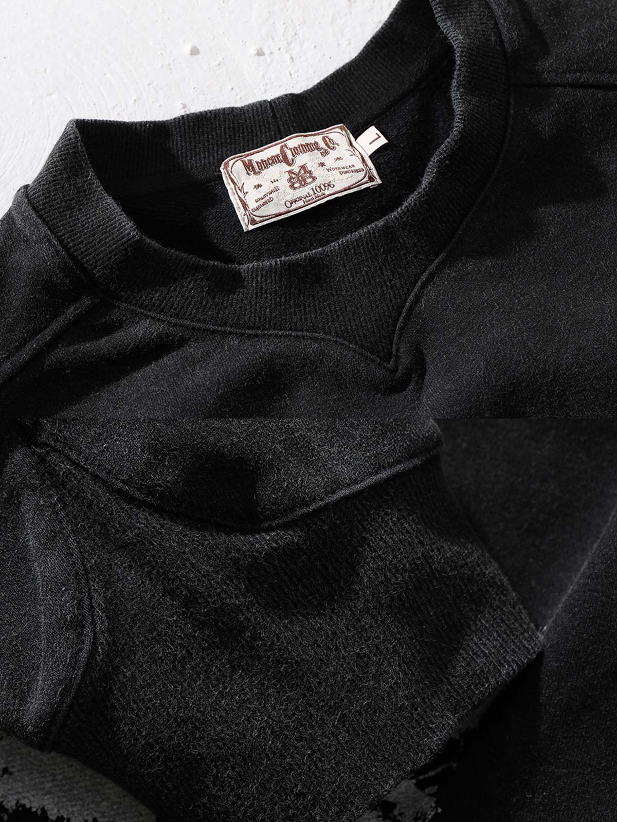 製品画像: ザ・ドアーズをテーマにしたヴィンテージウォッシュプリントスウェットシャツの正面画像
詳細画像: カットアウトデザインとプリントのディテールクローズアップ