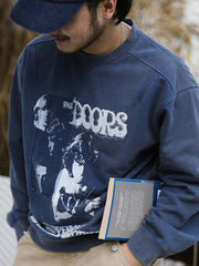 製品画像: ザ・ドアーズをテーマにしたヴィンテージウォッシュプリントスウェットシャツの正面画像
詳細画像: カットアウトデザインとプリントのディテールクローズアップ