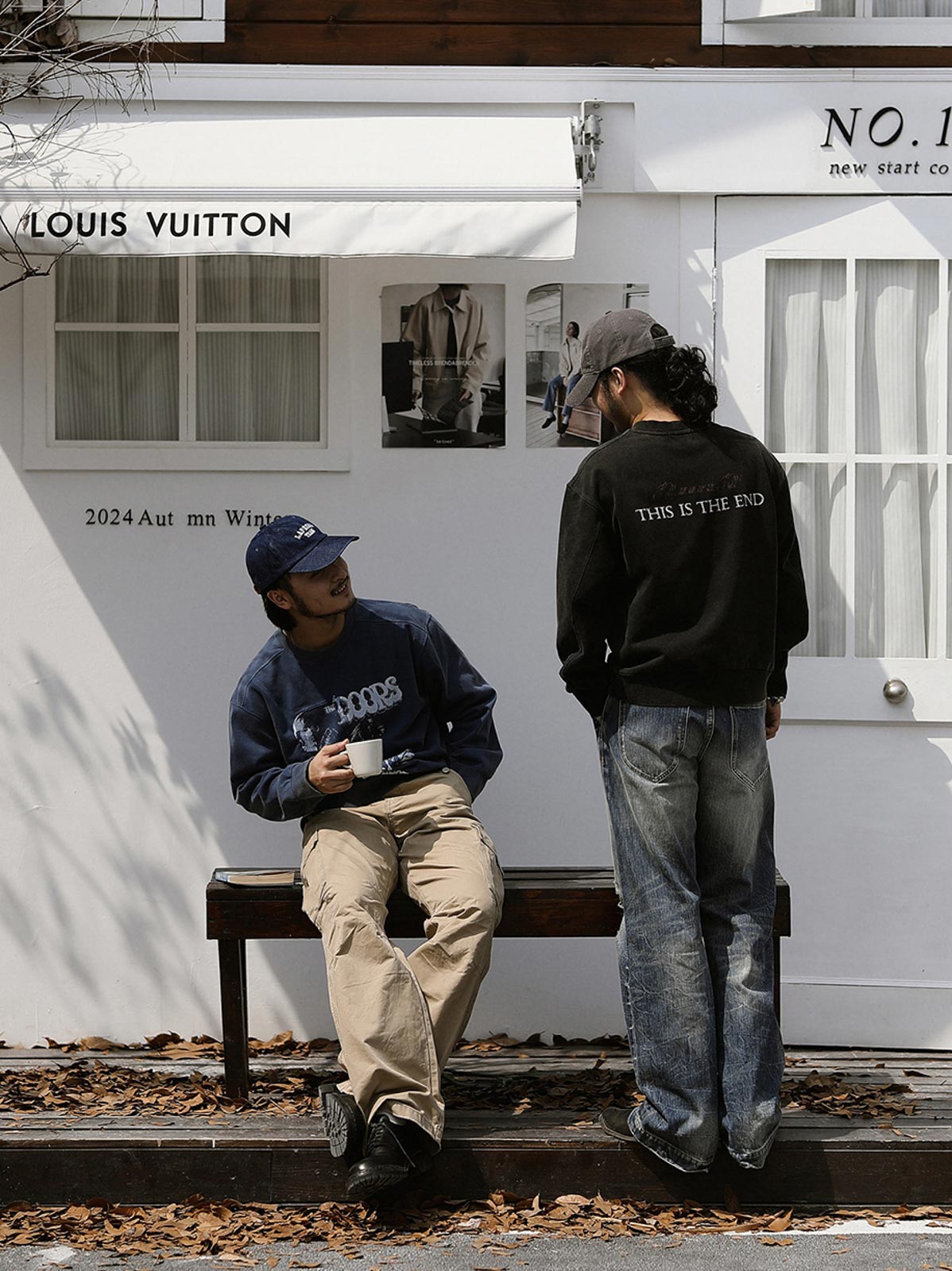 詳細画像: カットアウトデザインとプリントのディテールクローズアップ
モデル画像: サイケデリックロックスウェットシャツの着用例