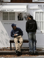 詳細画像: カットアウトデザインとプリントのディテールクローズアップ
モデル画像: サイケデリックロックスウェットシャツの着用例