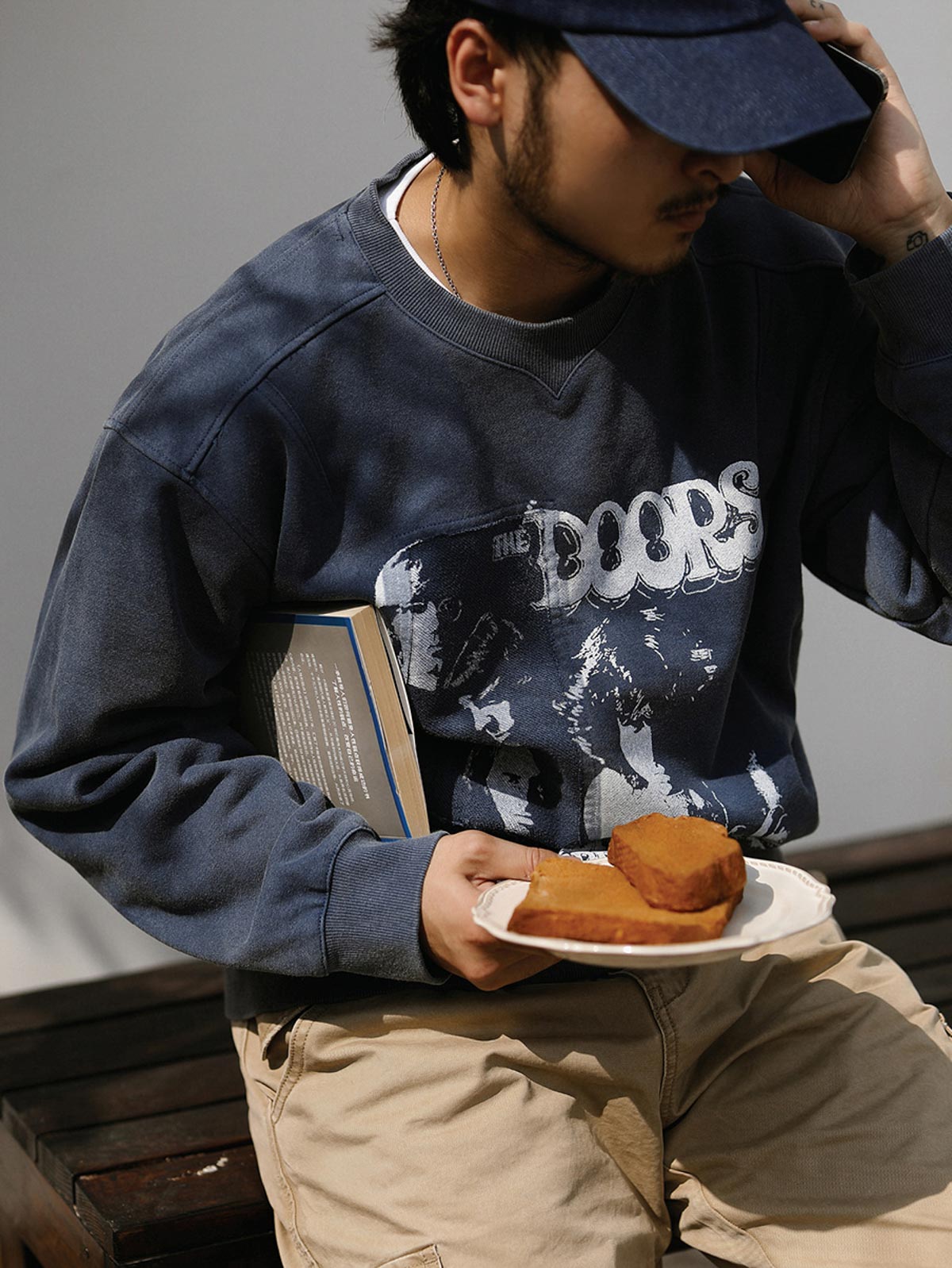 詳細画像: カットアウトデザインとプリントのディテールクローズアップ
モデル画像: サイケデリックロックスウェットシャツの着用例