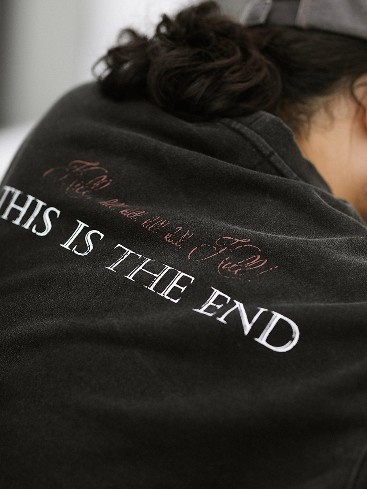 詳細画像: カットアウトデザインとプリントのディテールクローズアップ
モデル画像: サイケデリックロックスウェットシャツの着用例