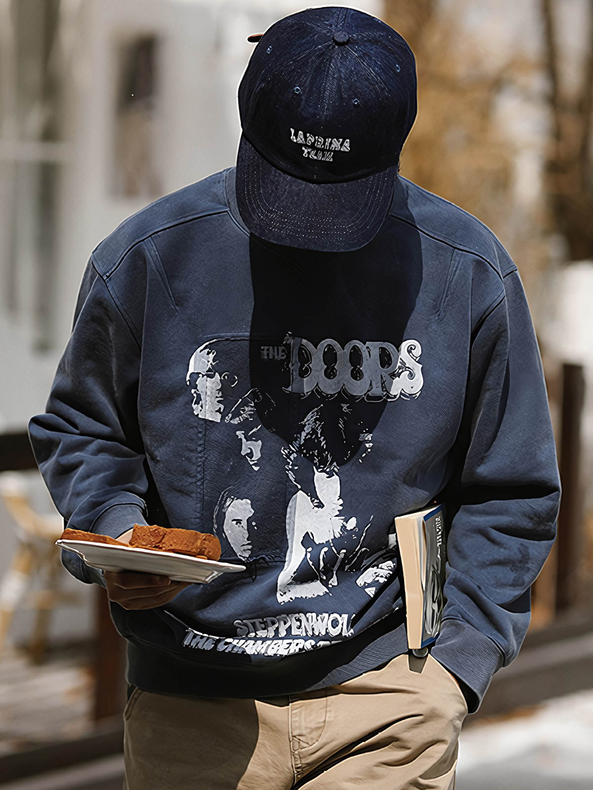 詳細画像: カットアウトデザインとプリントのディテールクローズアップ
モデル画像: サイケデリックロックスウェットシャツの着用例