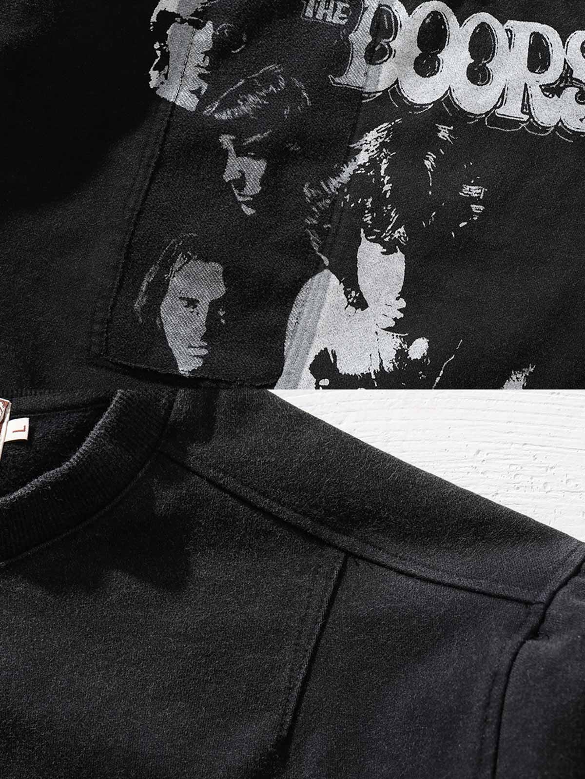 製品画像: ザ・ドアーズをテーマにしたヴィンテージウォッシュプリントスウェットシャツの正面画像
詳細画像: カットアウトデザインとプリントのディテールクローズアップ