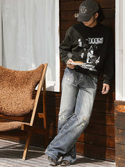 詳細画像: カットアウトデザインとプリントのディテールクローズアップ
モデル画像: サイケデリックロックスウェットシャツの着用例