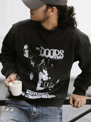 製品画像: ザ・ドアーズをテーマにしたヴィンテージウォッシュプリントスウェットシャツの正面画像
詳細画像: カットアウトデザインとプリントのディテールクローズアップ