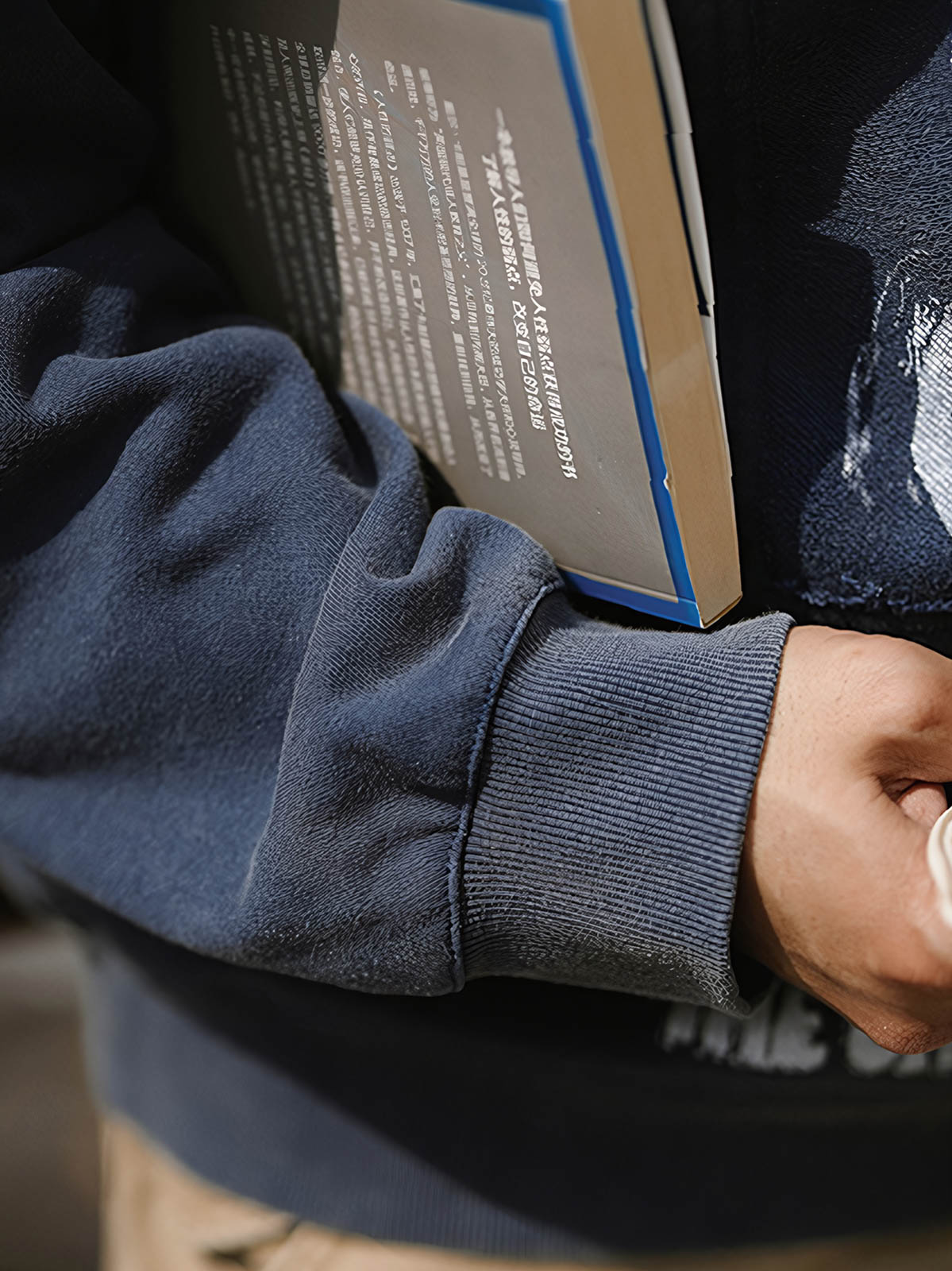 詳細画像: カットアウトデザインとプリントのディテールクローズアップ
モデル画像: サイケデリックロックスウェットシャツの着用例