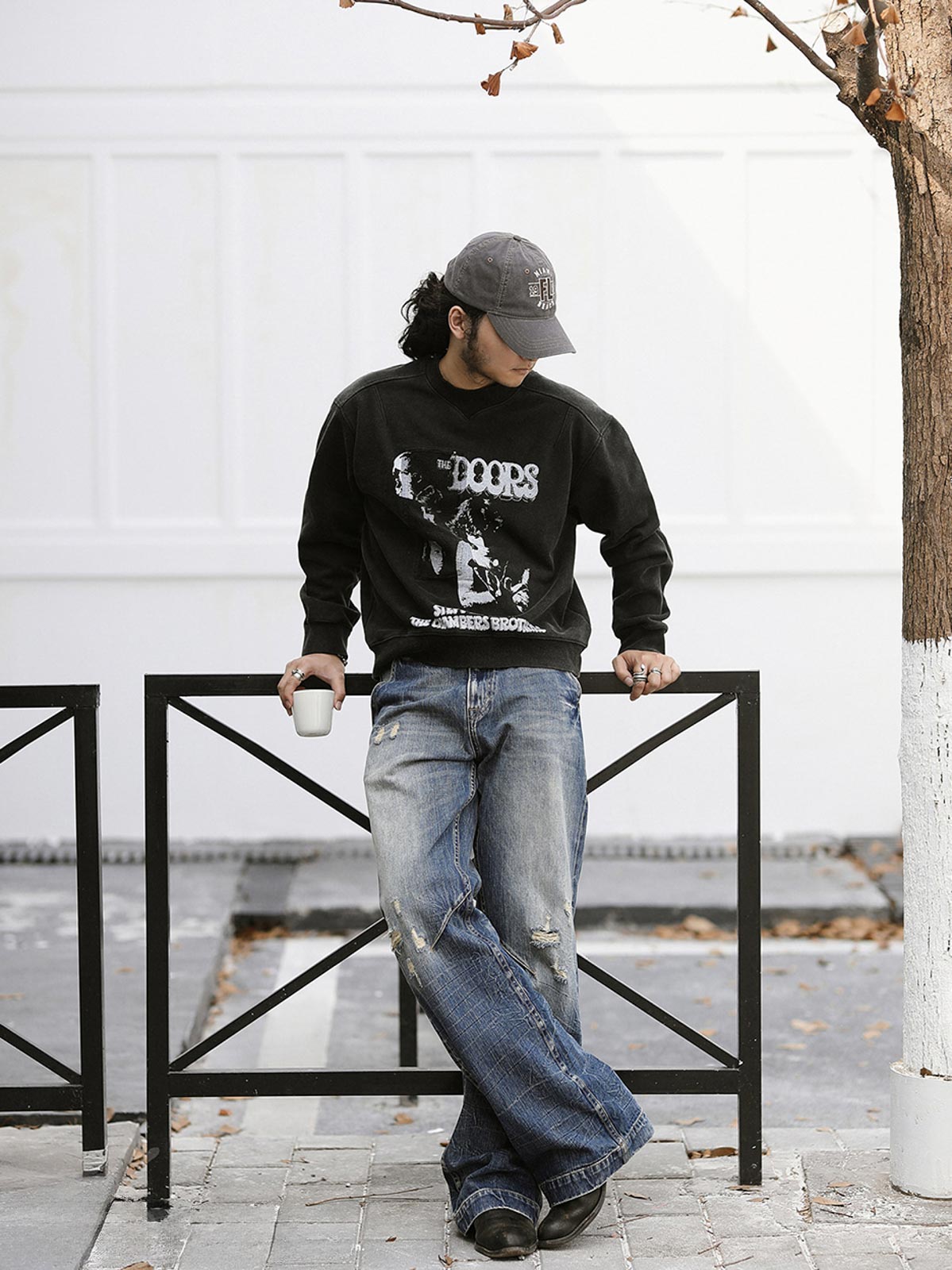 詳細画像: カットアウトデザインとプリントのディテールクローズアップ
モデル画像: サイケデリックロックスウェットシャツの着用例